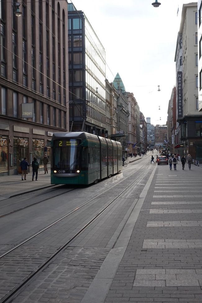 トラムがのんびり走ってます。