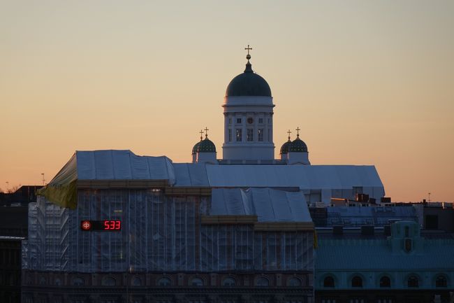 ヘルシンキ大聖堂も朝日を浴びてます。