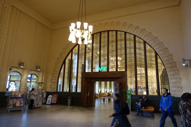 朝食後は、タンペレまでのVR(フィンランド国鉄）のチケットを買い求めにフィンランド中央駅にきました。