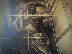 東大寺南大門。
有名な南大門の金剛力士像。
大きい!!
頭のてっぺんから足の先まで大きい。
見事な躍動感にあふれた像です。