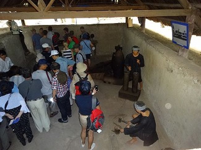 クチの地下道（-ちかどう）は、<br />ベトナムホーチミン市クチ県(ベトナム語: C? Chi、市中心部から北西約40km）<br />にある、全長200kmの地下トンネルネットワークである。<br /><br />地下道に入る。<br /><br /><br />