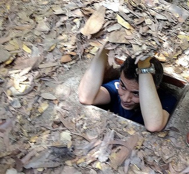 この穴の下は防空壕<br />体の小さいベトナム人にはちょうど良いサイズ<br />入って蓋をすれば外観はわかりません。<br />まっくらな壕に入ると縦横無尽に開けた空間には<br />生活の（部屋）があり生活の場だったそうです。<br /><br />