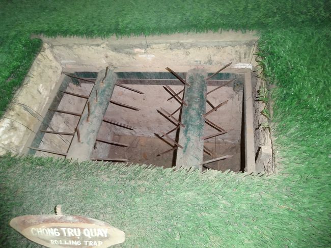 これ何だかわかりますか。落とし穴作戦<br />入り口の周りには、様々なトラップが仕掛けられていた。<br />落とし穴に落ちると自動的に体に刺さる仕掛けです。<br />戦争前は、狩猟用に使っていたトラップだそうですが・・・・<br /><br />想像の世界でも残酷です。