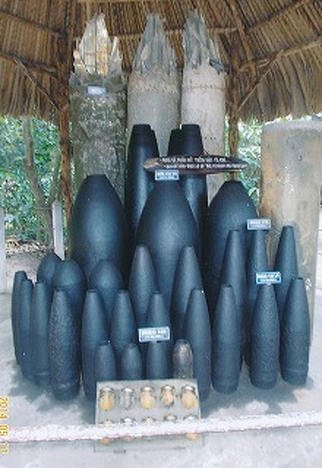 当時の米軍が使用した爆弾砲弾。<br />ベトナム戦争、英語Vietnam War漢字：戰爭越南 ）は、インドシナ戦争後に南北に分裂した第二次インドシナ戦争とも言われる。<br /><br />戦争：第二次インドシナ戦争<br />年月日：1960年12月 - 1975年4月30日<br />場所：インドシナ半島<br />結果：ベトナム民主共和国側の勝利<br />