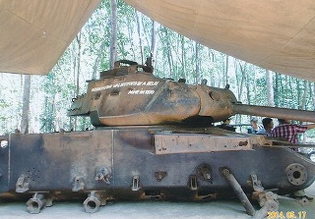 クチにある当時の戦車の残骸です。<br />クチのトンネルは<br />ベトナム戦争中に、南ベトナム解放民族戦線 によって作られた。<br />ここよりカンボジアとの国境付近までトンネルが張り巡らされていた。