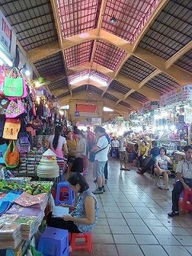 ベンタイン市場はベトナムのホーチミン市中心部にある大規模な市場である。<br />1907年に建設が決定し、1914年に完成。第二次世界大戦時に大きな被害をうけ、<br />1950年に改修が行われ現在に至る。<br />とにかく広いです。<br />限られた時間での買い物。ゲーム感覚で駆け引きの世界を楽しみました。