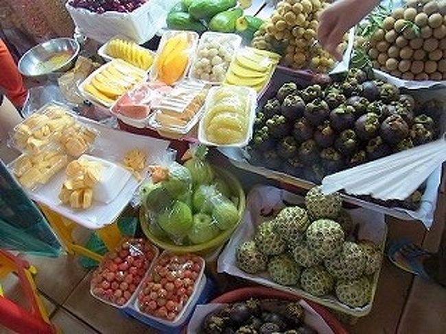 ガイドさんイワク。<br />売値で買わないこと<br />値切ること<br />それでもだめなら帰るふりをすること<br />　絶対大丈夫　希望の値で買えます。上手な買い物のコツだそうです。<br /><br />　３人で粒コショウを購入　あやうく売値の２倍を取られそうに・・・<br />　何万ドン品物に足元を見られました。