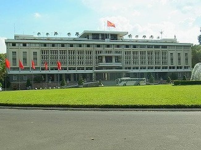 クチトンネル見学後クチより70ｋ約90分のホーチミンに戻る<br />クチトンネルは物見うさんの見学とは違う<br />　　　戦争に翻弄された民族の悲惨さを感じる。<br /><br />南ベトナム政権時代の大統領官邸であり、同時にベトナム戦争終結の<br />シンボルでもある「統一会堂」