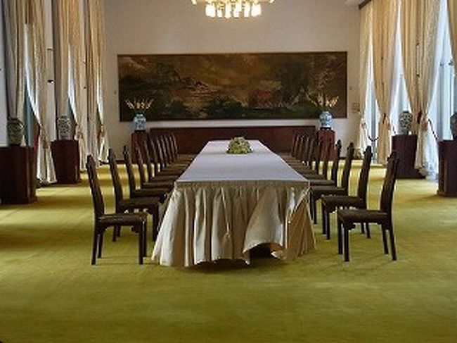 執務室<br /><br /> 緊急用のヘリポートもあり、地下室には暗号解読室があります。<br /> また、中には緊急用の秘密の扉もあり、その扉の奥の通路はタンソンニャット空港まで続いているという伝説があります。