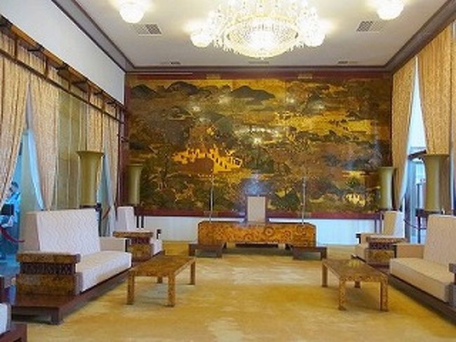 部屋の数はなんと１００以上！<br />会議室、応接室、宴会室などの他にダンスフロアや映画館、<br />ビリヤード台など娯楽施設も完備されています。