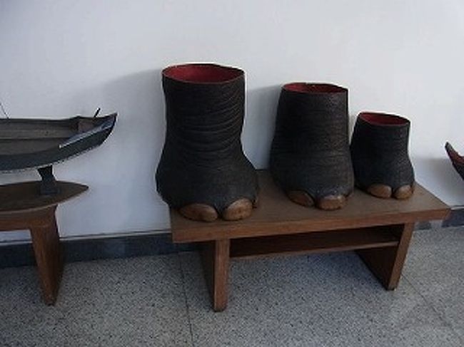 調度品の中に<br />象の足を切ったごみ箱が気になりました。