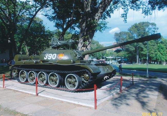 統一会堂の中庭にある<br />旧ソ連製「T62型戦車」<br />　1975年4月30日に北から鉄柵に突入（友人に聞く）