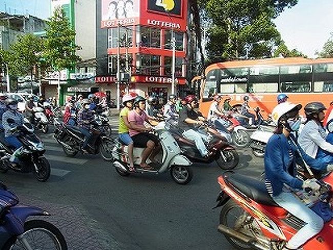 少しぐらいベトナム語を<br />シンジャオ→　おはよう　こんにちは　今晩<br />ダンムゥ→　ありがとう<br /><br />バイクの波は途切れることがありません