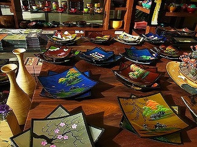 綺麗な色彩の焼き物　民芸品