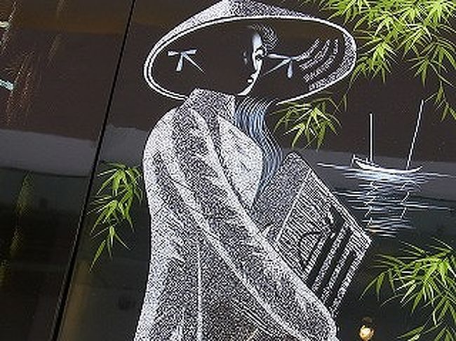 気になった写真です。<br />素敵なアオザイ　<br />　ベトナムの若い女性はスタイル抜群です。