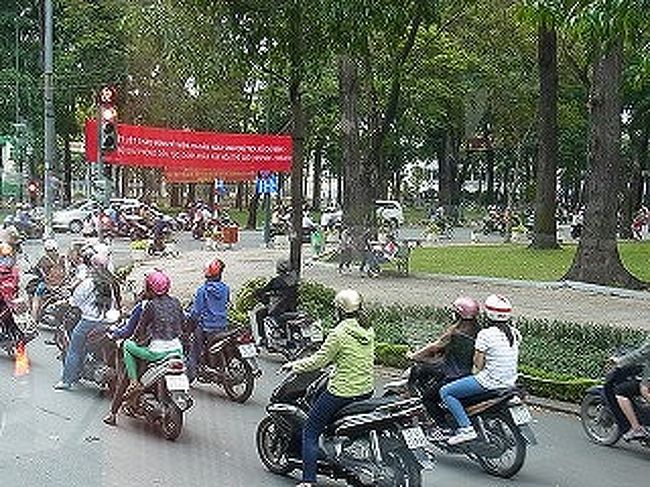 教育は小学校　５年間<br />　　　中学校　４年間<br />　　　高校　　３年間<br />夏休みは　５月下旬から９月１０日までとか　　暑い国ですものね。