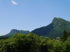 その後、磯部温泉へ。
富岡から割と近いということで、車での移動中に予約。
普段からそんなには混んでいないのかしら。

お宿は「磯部ガーデン」。老舗っぽい。
写真は撮りませんでしたが、夕食はお部屋で頂けたし、温泉も2か所あり朝晩楽しめました。
いわゆる良い意味でも悪い意味でも、昭和のザ・旅館。
登別温泉の雰囲気と似てた。

次の日は碓氷峠にあるめがね橋へ。
途中で撮った妙義山。いい天気で気持ちよかった〜。