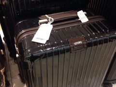 Barneys Newyork 
exclusiveのRIMOWA!
黒茶にGOLDの重厚感(^-^)先ず日本じゃ見かけません。

GETしちゃいました。
これでお土産沢山持って帰れるね♪