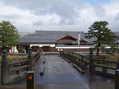 北惣門橋の向こうに松江歴史館が見えます。
