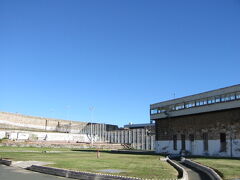 フリーマントル刑務所（Fremantle Prison）

フリーマントル刑務所は1850年代に流刑囚たちの労役で建てられ、1991年に重警備刑務所として役目を終えるまで、134年にわたり犯罪者などの収容･刑罰施設として使われました。

ちょうどこの時、入り口の門の修復工事をやっていましたが、2010年に他の10の史跡と共に、「オーストラリアの囚人遺跡群」の1つとして世界遺産に登録されました。

13時半からのガイドツアーに参加して内部を見学します。日本語の音声ガイドもあります。