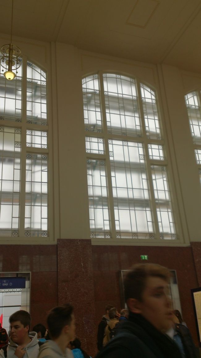 ザルツブルク駅。<br />少し時間があるので、構内のカフェで軽食とコーヒー、息子はビール。