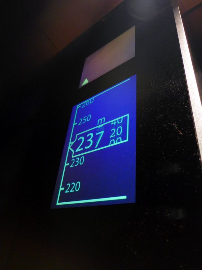 高速エレベーターは殆ど揺れず