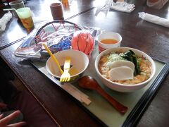 １２時半。お子様うどんのおまけが大きい。孫はほんの少し食べる。うどんが延びて増えてる感じです。