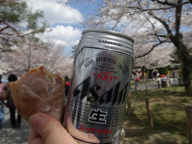 桜の下でビールと<br /><br />朝買ったパンで花見。