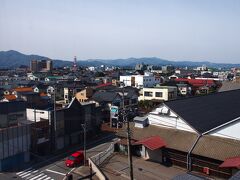 きょうの天気は・・・うん！晴れてる！

ホテルの部屋からは、気になる倉庫群「ＪＡ全農山形鶴岡倉庫」がよく見えます。

鶴岡は、山に囲まれているんですね〜。