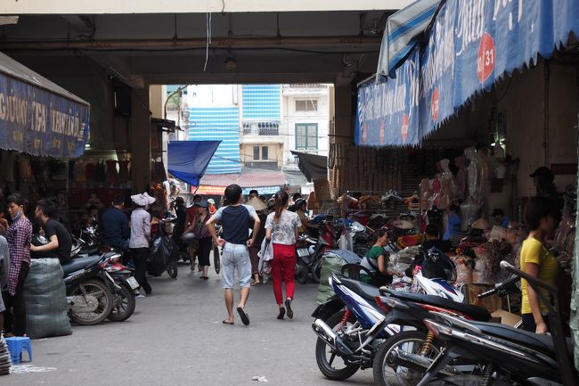 まずはドンスアン市場へ出向く。なかなかの人だらけでいきなり疲れる...