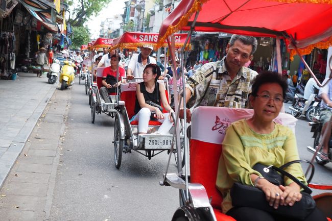 ベトナム名物『シクロ』。<br />車とバイクが走り回っている中で、このシクロでの移動はあまり気持ちいいものではないような...