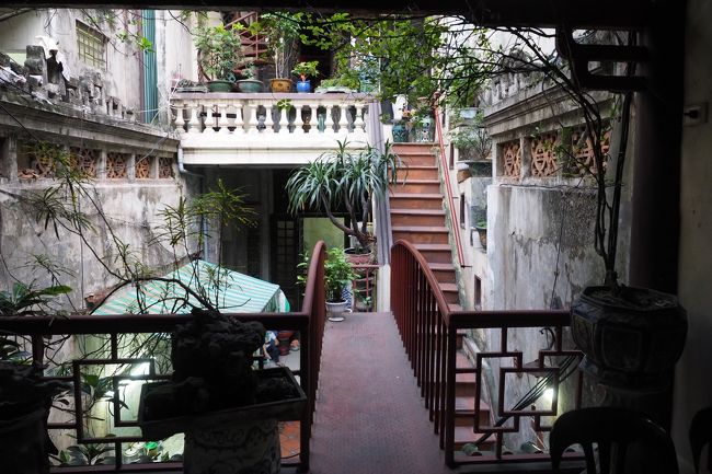 崩れ落ちそうな階段をのぼり...