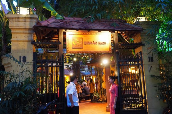 夕飯は『Quan An Ngon』でベトナム料理。作りが屋台っぽくてテンション上がる！