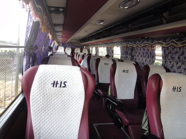 HISを選んだ理由のひとつであるこのデラックスバス！　座席1-2で横も奥行きもゆったり！　ハノイから、ハロン湾までの4時間近い移動はかなり快適でした。