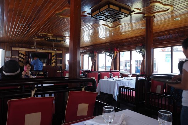 なかなか味のある船内