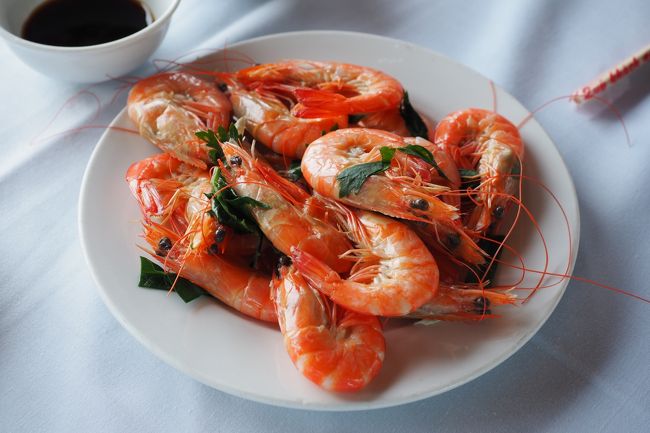 舟が出航してしてすぐ昼食。エビのなんか