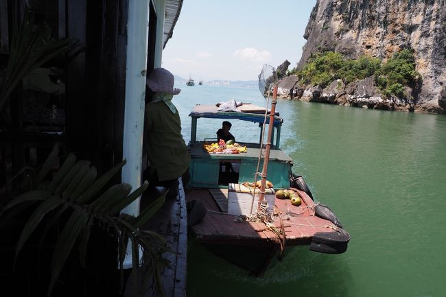 舟で併走してきたようです。