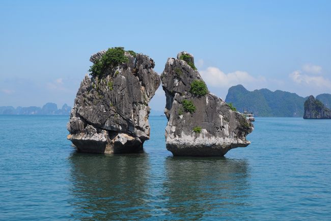 鳥のような岩が向かい合っている