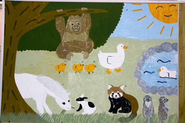 市川市動植物園の最寄りの大野駅で見つけた近隣中学美術部制作のパネル絵・その１<br /><br />レッサーパンダが可愛い！<br />と思わずシャッターを切りました。<br />