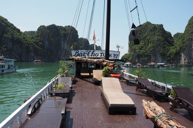 甲板で日光浴もできる。暑くて死ぬが。