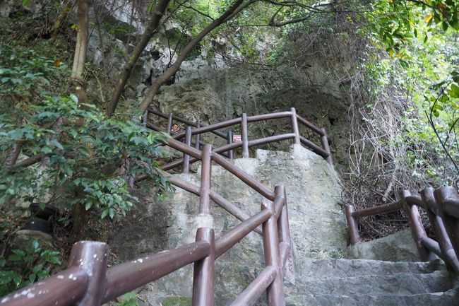 途中で鍾乳洞散策