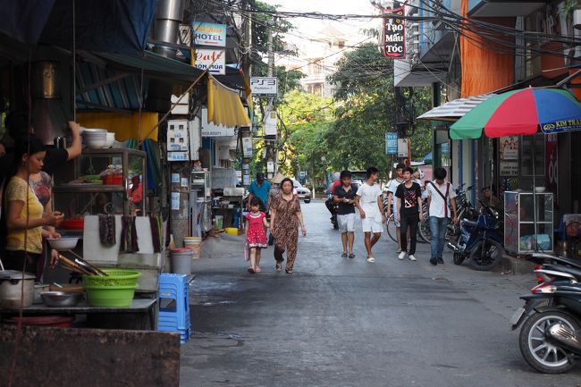 夕飯までホテル近くを散歩。なかなかアジアな雰囲気で良い