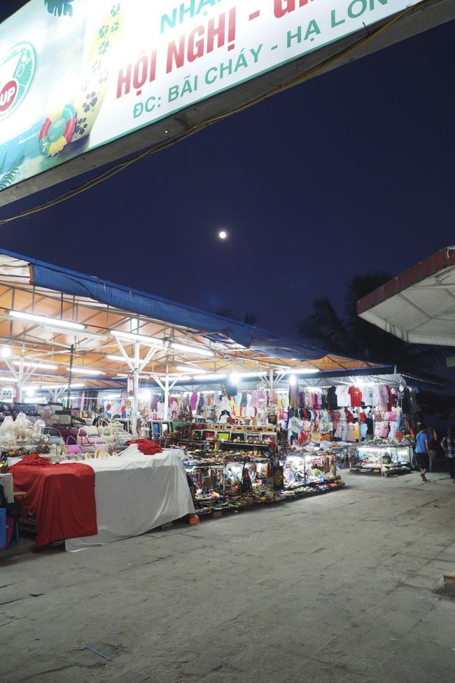 夕飯の前にナイトマーケット散策。ほとんどが中国人のお店だからなのか、客足がまばら。今は中国人から買いたくないよね。