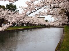 「鶴岡公園」の南側・・・お濠を眺めながら、羽黒街道を進みます。