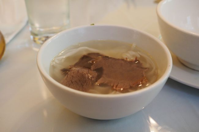 最終日はハノイまでバスで移動。ついた頃にはもう昼食の時間。<br /><br />牛肉のフォー