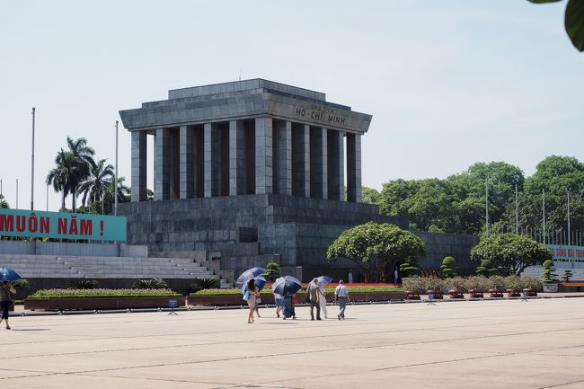 炎天下の中、ホー・チ・ミン廟やら