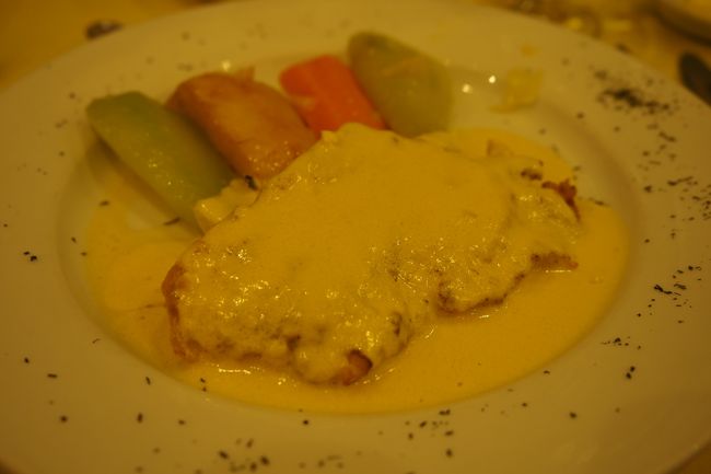 豚肉のソテー　おいしかったけど、ベトナム旅行の最終日を飾る料理じゃないよ。<br /><br />今回のベトナムハノイはちょっといまいちな印象でした。<br />ダナン線の直行便も出来たようなので、今度はベトナム中部に行ってみようかな。<br />ほかにも行きたいところがいっぱいあるので、何年も先だろうけど〜