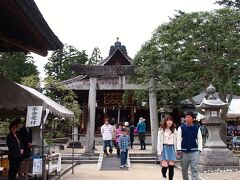 「鶴岡公園」の中心にある「荘内神社」へ寄ってみようかな〜。神社境内はけっこう参拝客で賑わっています。

荘内神社は、鶴ヶ岡城の本丸御殿があったところです。

荘内神社には、荘内藩の歴代藩主の中から４人が御祭神として祀られています。そもそもこの神社は、酒井家の歴代藩主を慕う庄内一円の人々の総意により、創建されたものです。

さあさあ、お参り〜〜！・・・と思って進んでいくと、“茶会受付”の文字が目に飛び込んできました。

わ〜ァ！お茶会やってるみたいよ〜！と、お参りに向かっていた進路が・・・茶会受付へＧｏ！となりました。