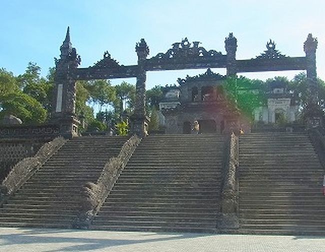 カイディン帝廟- ベトナム中部の都市フエ（Hue）の郊外にある。<br />かつての王カイディン帝の墓所<br /><br />権力者グエンがここを都として、1802年、フランスの力を借り、グエン朝を建国。<br />帝廟階段