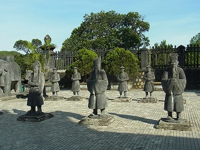 フエは、1802年に成立し1945年まで存続した阮朝（グエン朝）の<br />都が置かれた古都で、同市郊外には歴代の王の廟<br /><br />ヴェトナム様式の家臣像達が出迎えてくれる。